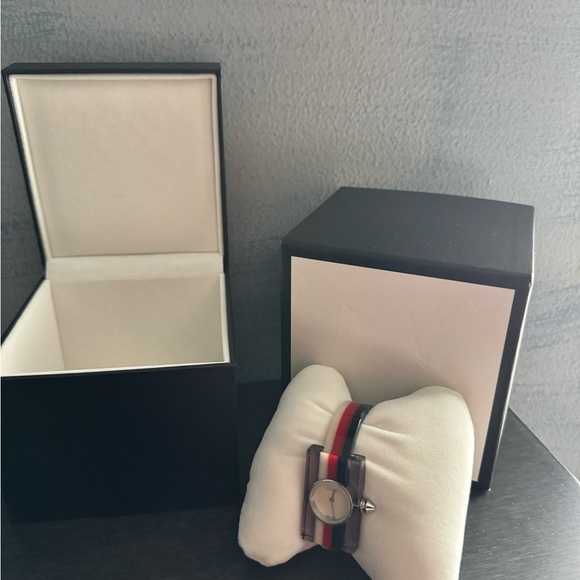 Never worn Gucci watch in pristine condition - Picture 2 of 10